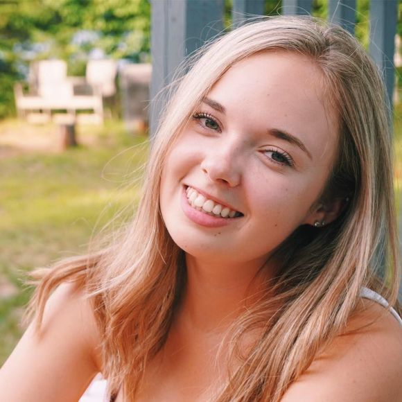 Meet your Posher, Brooke - Picture 1 of 1